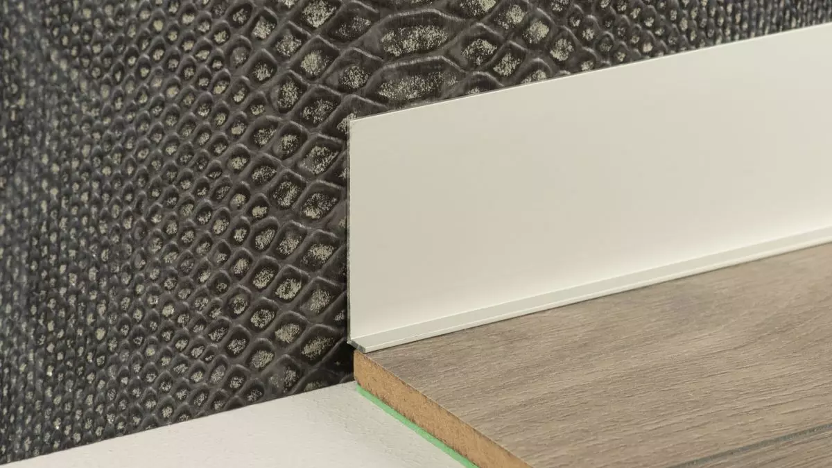 Winkel-Sockelleiste 14.5 x 60 x 2.500 mm - Silber