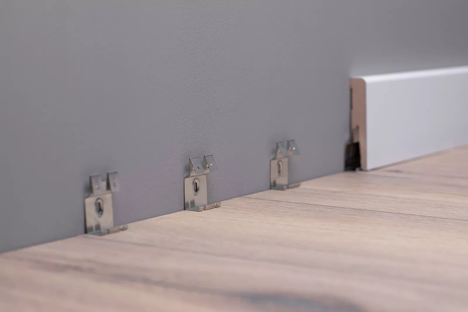 Leisten-Clips für alle MDF Sockelleisten von 80 - 150 mm