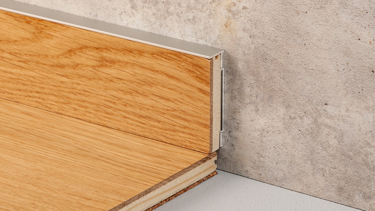 Winkel-Sockelleiste 23,5 x 60 x 4.000 mm - Silber