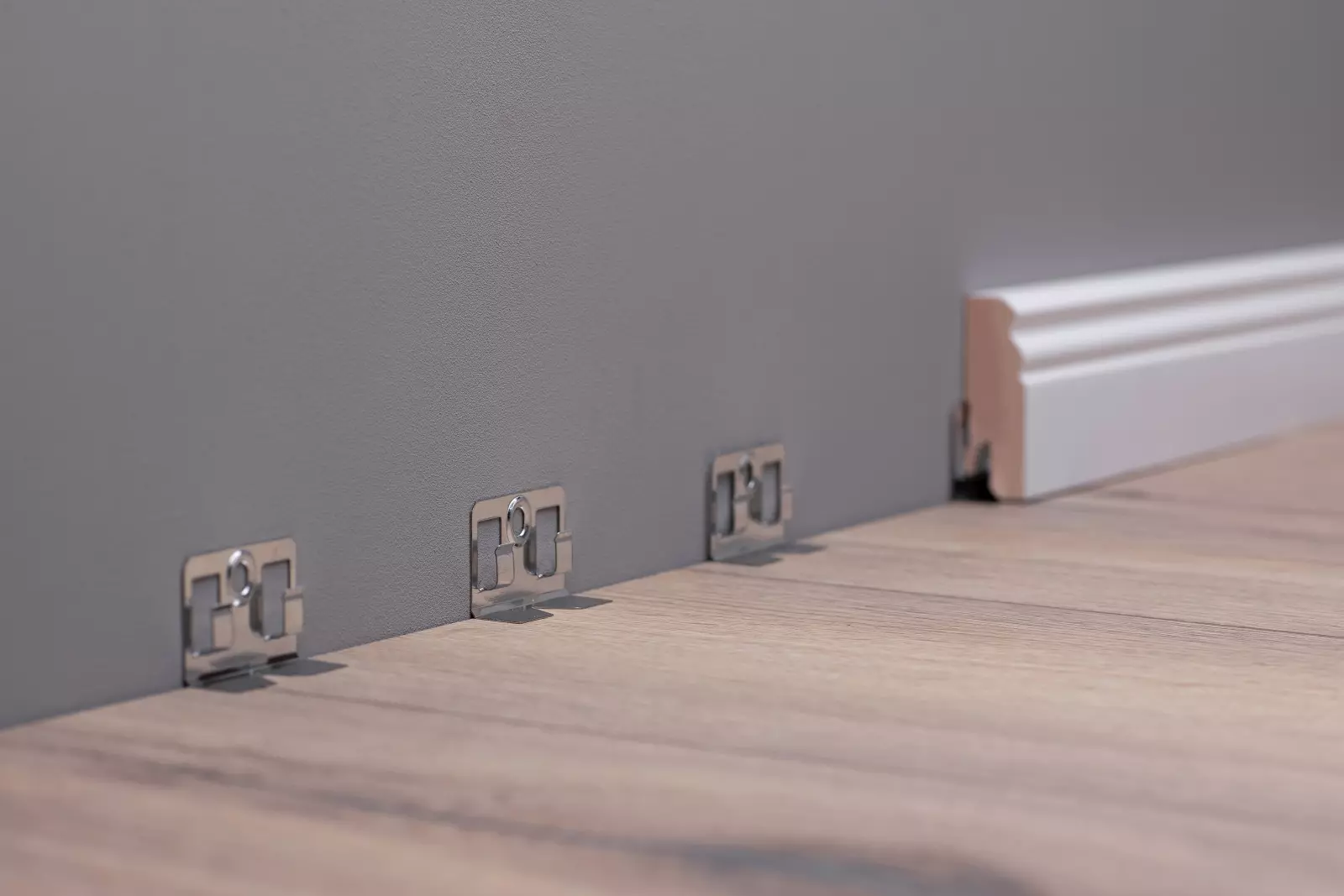 Befestigungsclips für Massivholz-Sockelleisten
